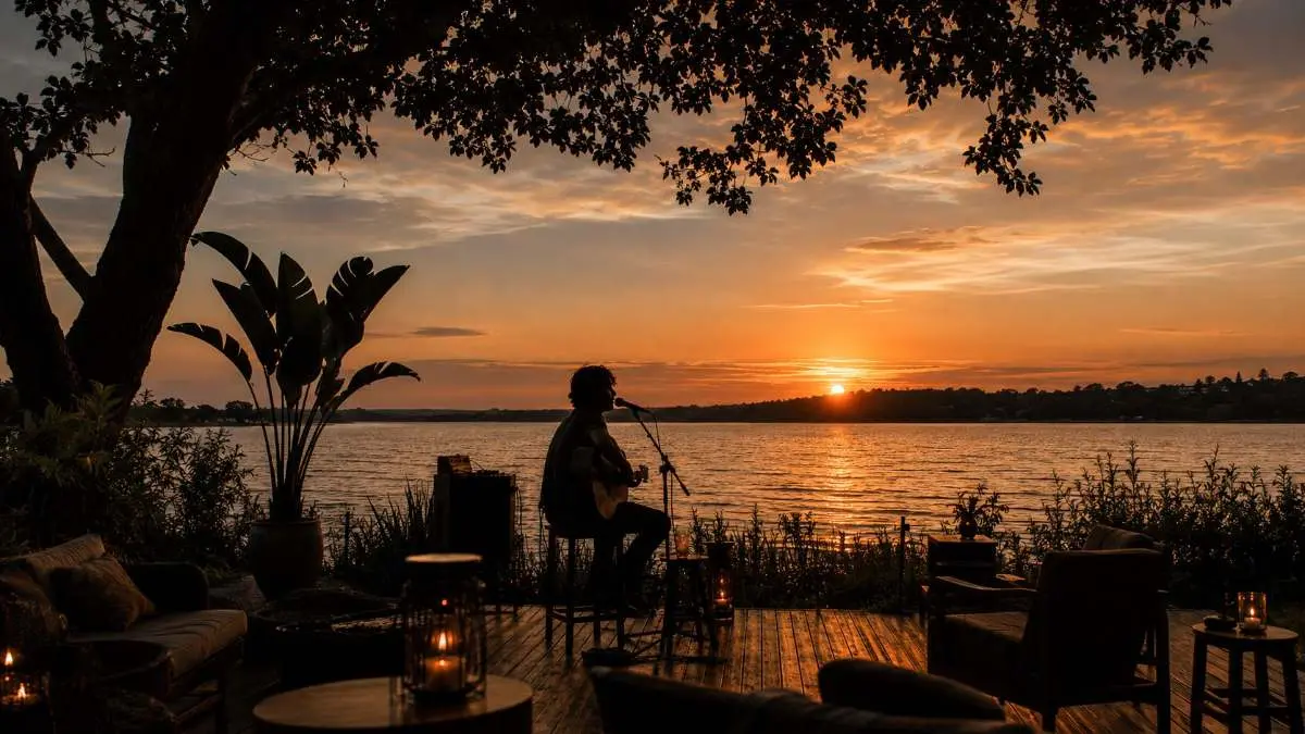 Apresentação musical ao vivo no deck do bar, à noite