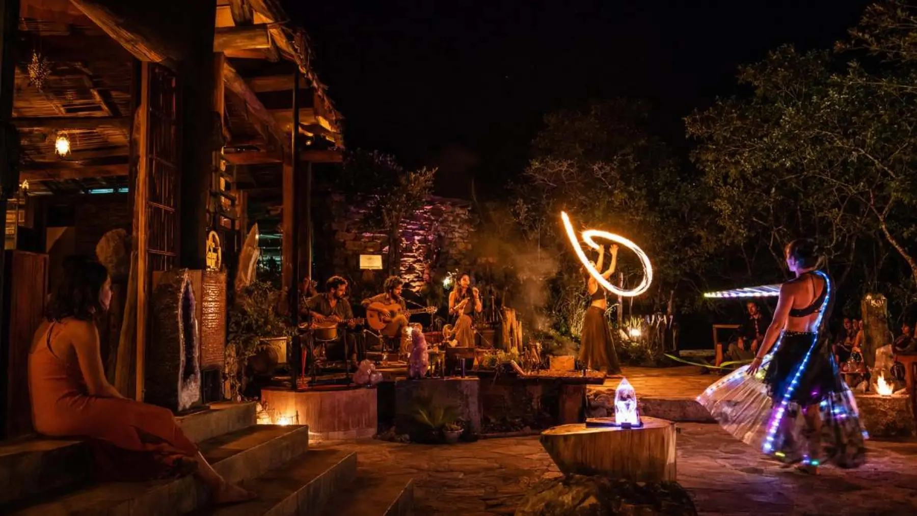 Noite na Chapada: música ao vivo, performance com aro de luz e cristais iluminados