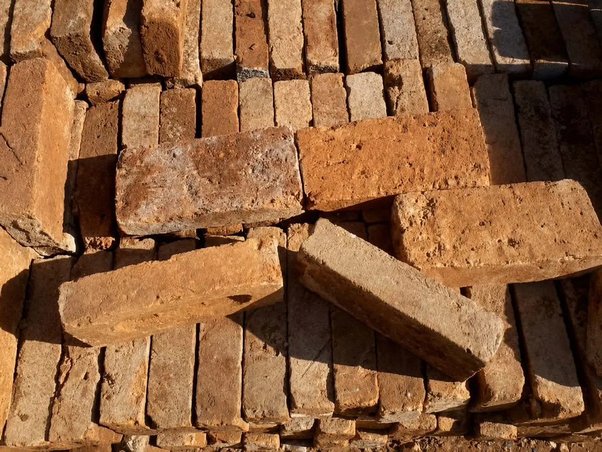 Parede de tijolos de adobe crus, secados ao sol