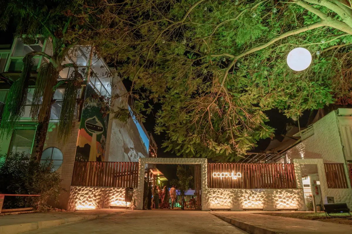 Roda em volta da fogueira, à noite, na Chapada