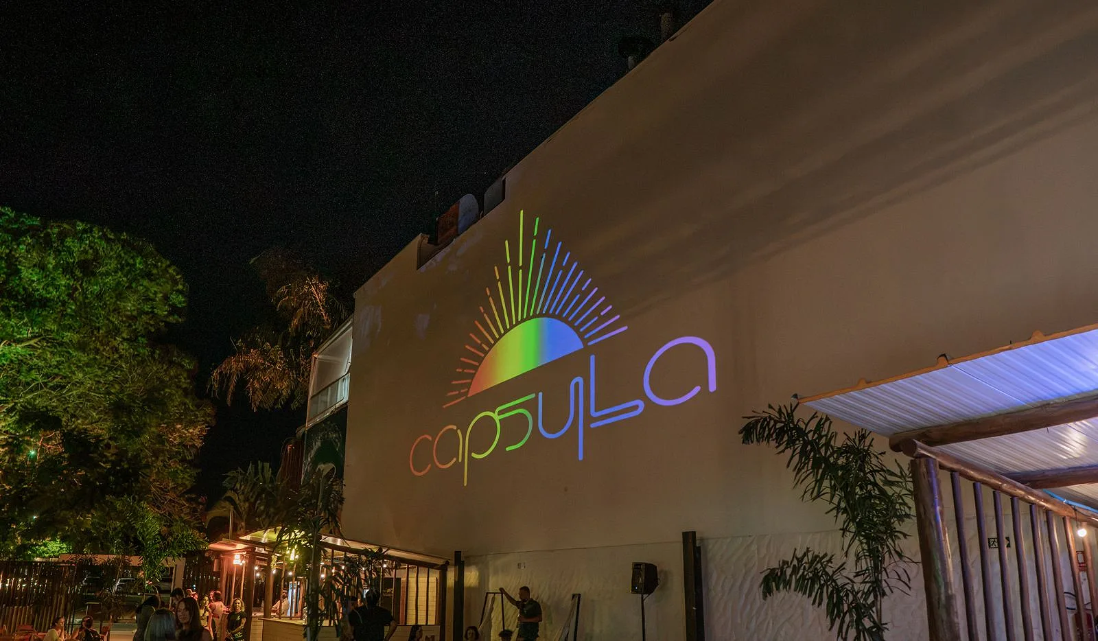 Noite na Chapada: música ao vivo, performance com aro de luz e cristais iluminados
